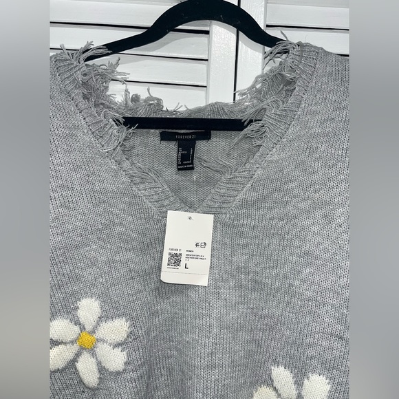 Forever21 Oversized Light Grey Daisy Destroyed Cropped Sweater NWT — Large - Picture 3 of 5